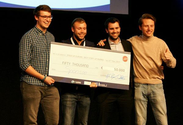 Das Sponsoo-Team nimmt einen Scheck über 50.000€ Preisgeld entgegen.